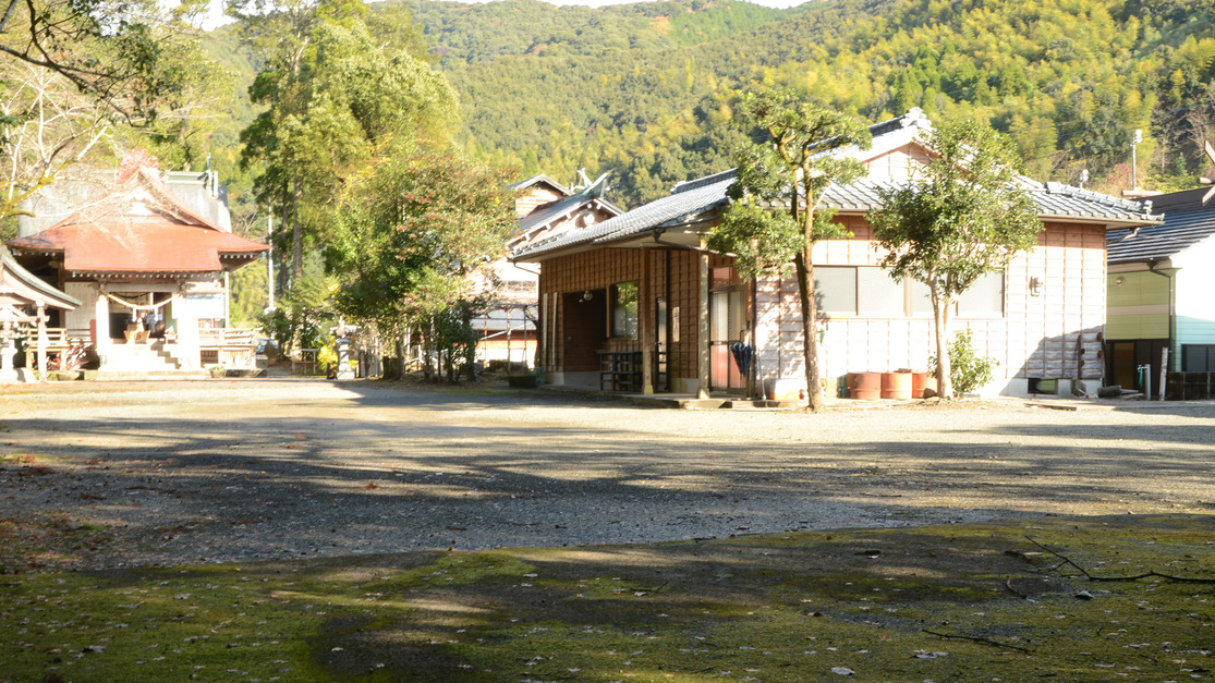 *【紫尾温泉 神ノ湯】共同浴場。隣にある紫尾神社（同左）の神殿下が泉源ゆえに「神の湯」と呼ばれます。