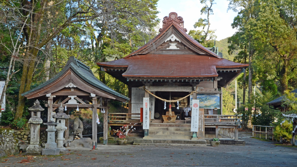 *【紫尾神社】当館から徒歩2分。この拝殿下より「神の湯」がパイプで当館に送られています。