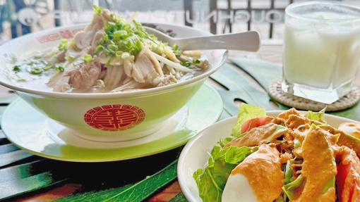 *ご朝食一例（ベトナムスタイル）/フォーとコブサラダの朝食です