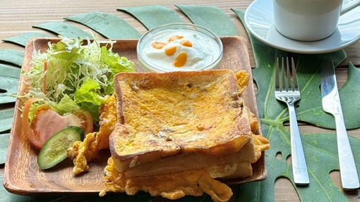 *ご朝食一例（ネパールスタイル）/卵焼きトーストの朝食です