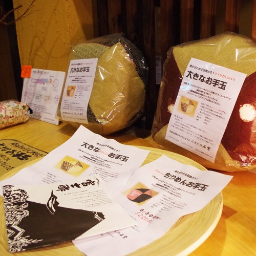 *ギャラリーでは地元産品をご案内。