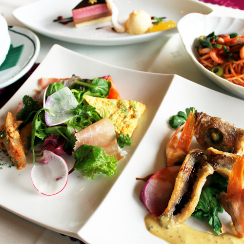 *海を見ながら、美味しいランチをのんびり召し上がれ。