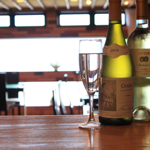 *ワインを飲みながら海を眺めるのも贅沢な時間ですね。