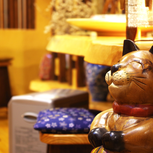 *フロント前で木製の猫がお出迎え。