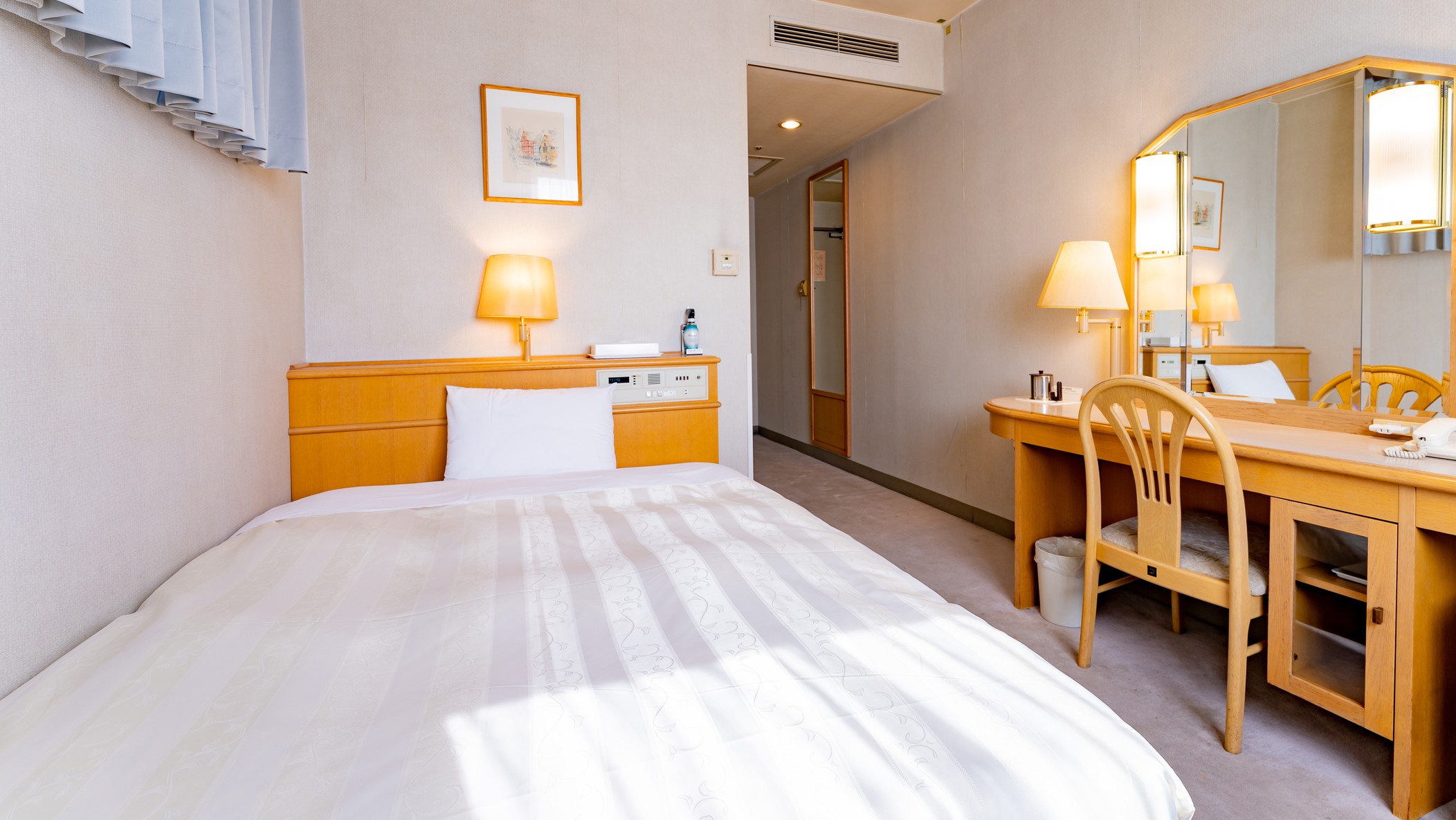 シングルルームベッドサイズは135cmお部屋の広さは18㎡加湿空気清浄機