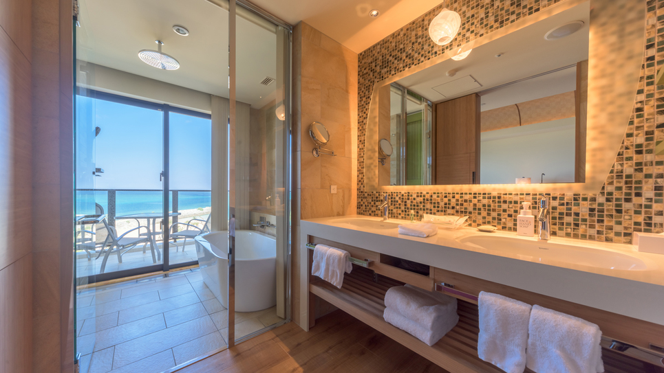 「プレミアムオーシャンツイン／キング」のバスルーム（ビューバス）※部屋により形状が異なります