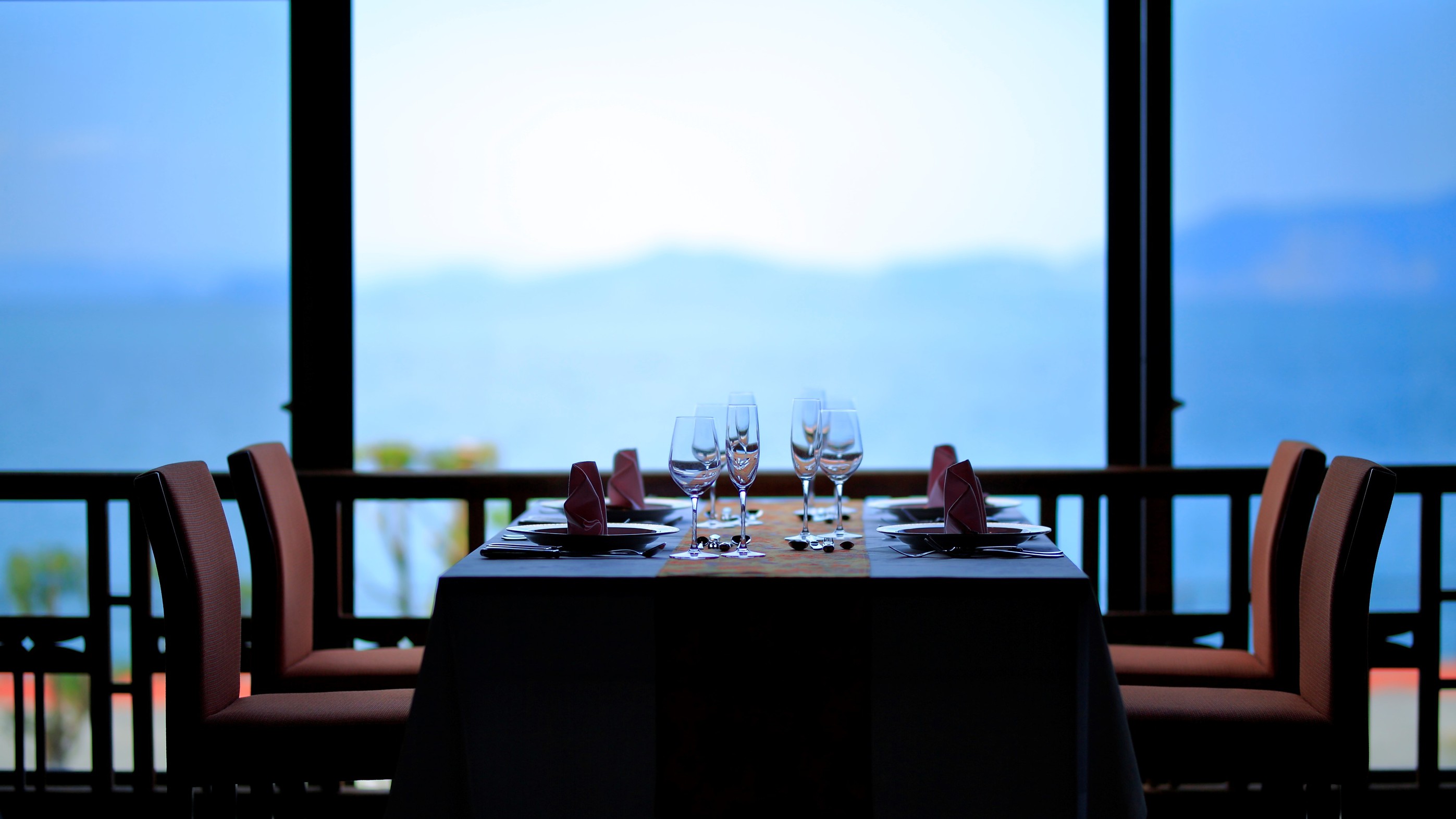 【レストラン】美しい海を眺めながらお食事が楽しめます