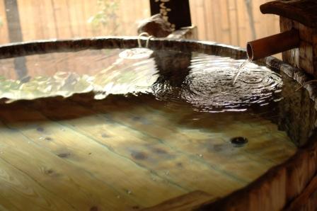 味噌樽風呂の白湯は、備長炭を通した、やわらかいお湯