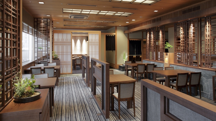 和食堂『欅』（けやき）目と下で楽しむ四季折々の旬の素材をいかした和食堂はホテル2階