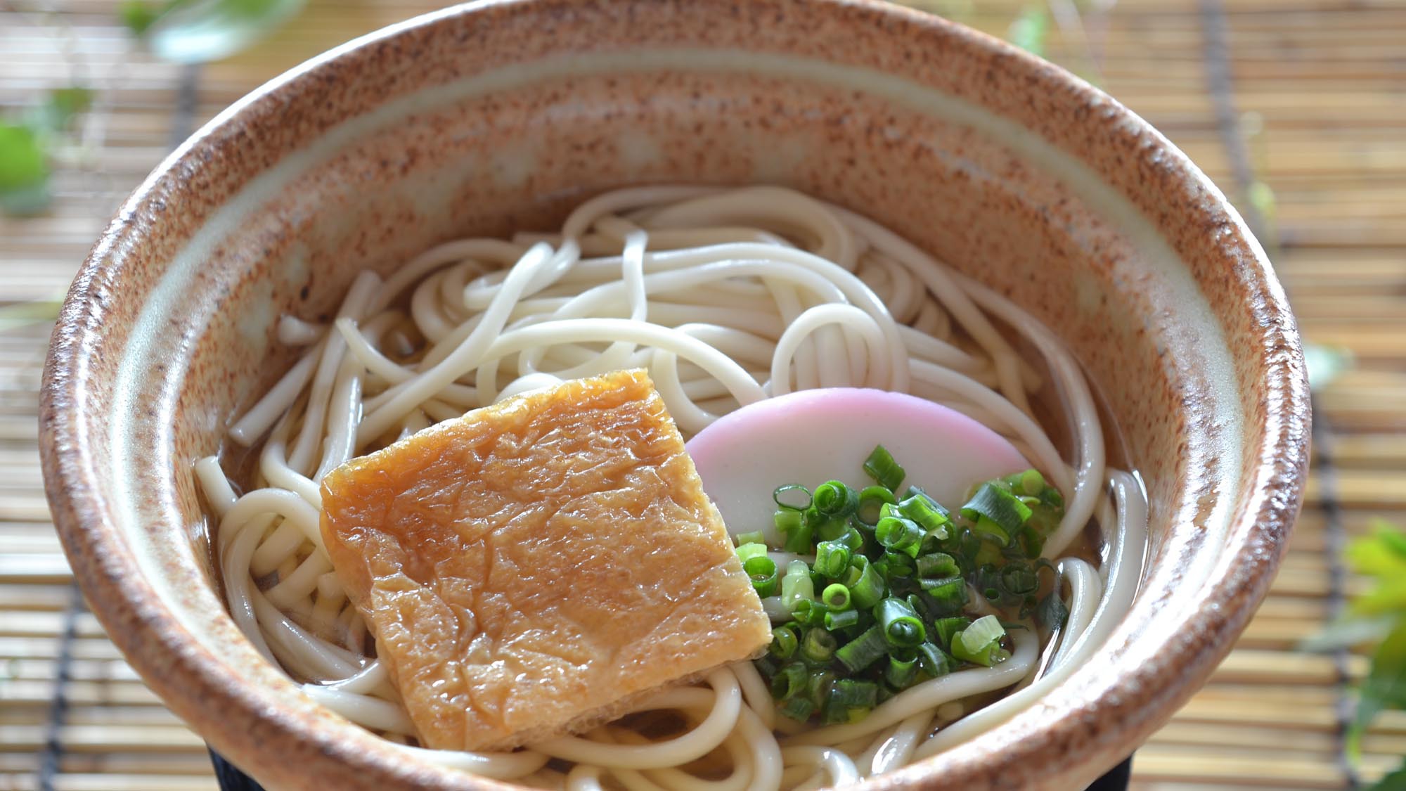 朝食五島うどん地獄炊き：五島列島の手延べうどんは椿油の風味が特徴です。