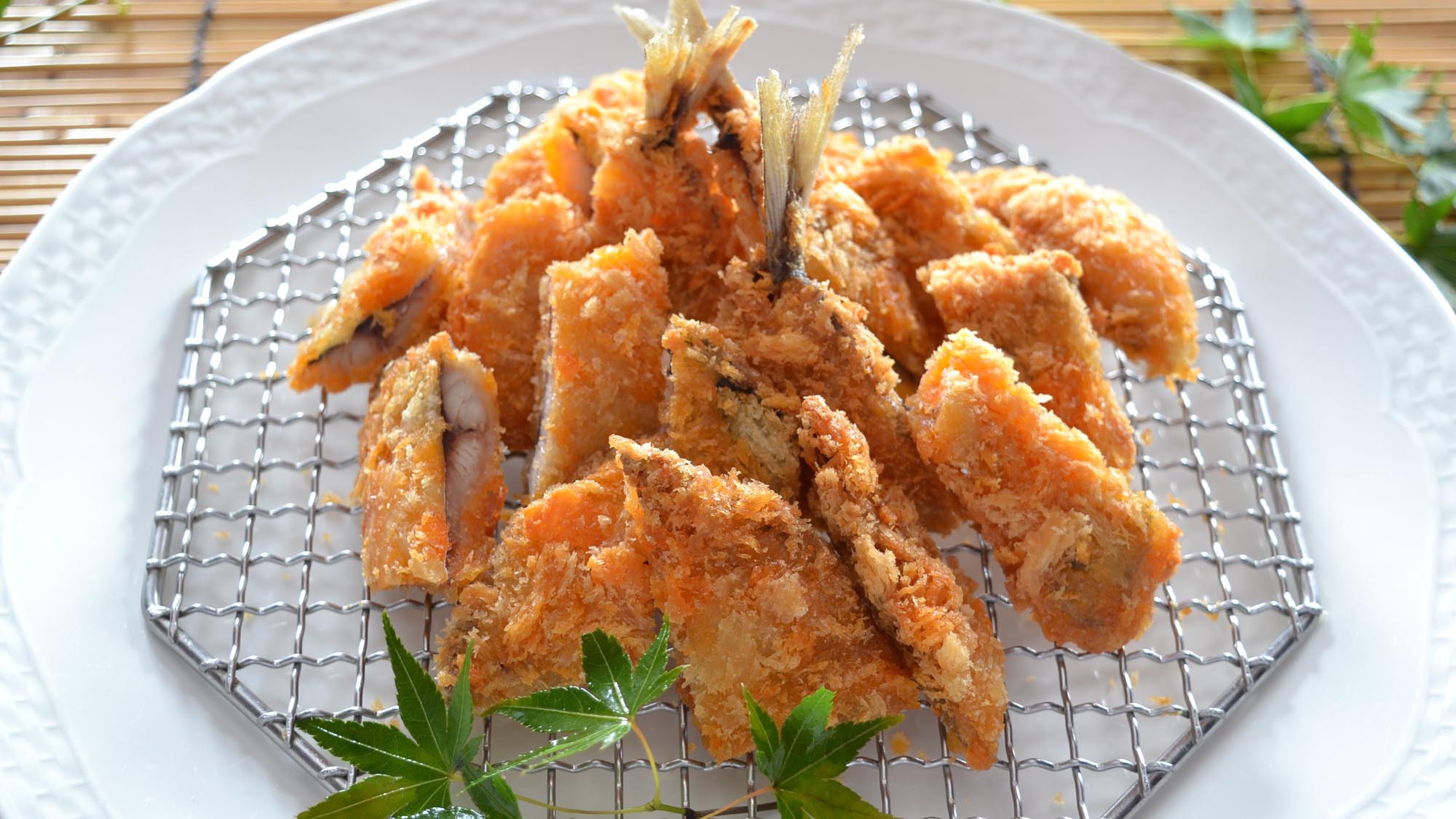 朝食鯵フライ：カリッと揚げた肉厚の鯵をお好みのソースでどうぞ。