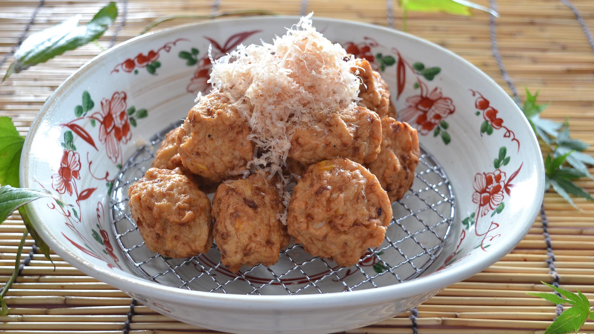 朝食揚げ蒲鉾：素朴で濃厚な味わい！魚の旨味と栄養がたっぷり詰まった揚げかまぼこです。