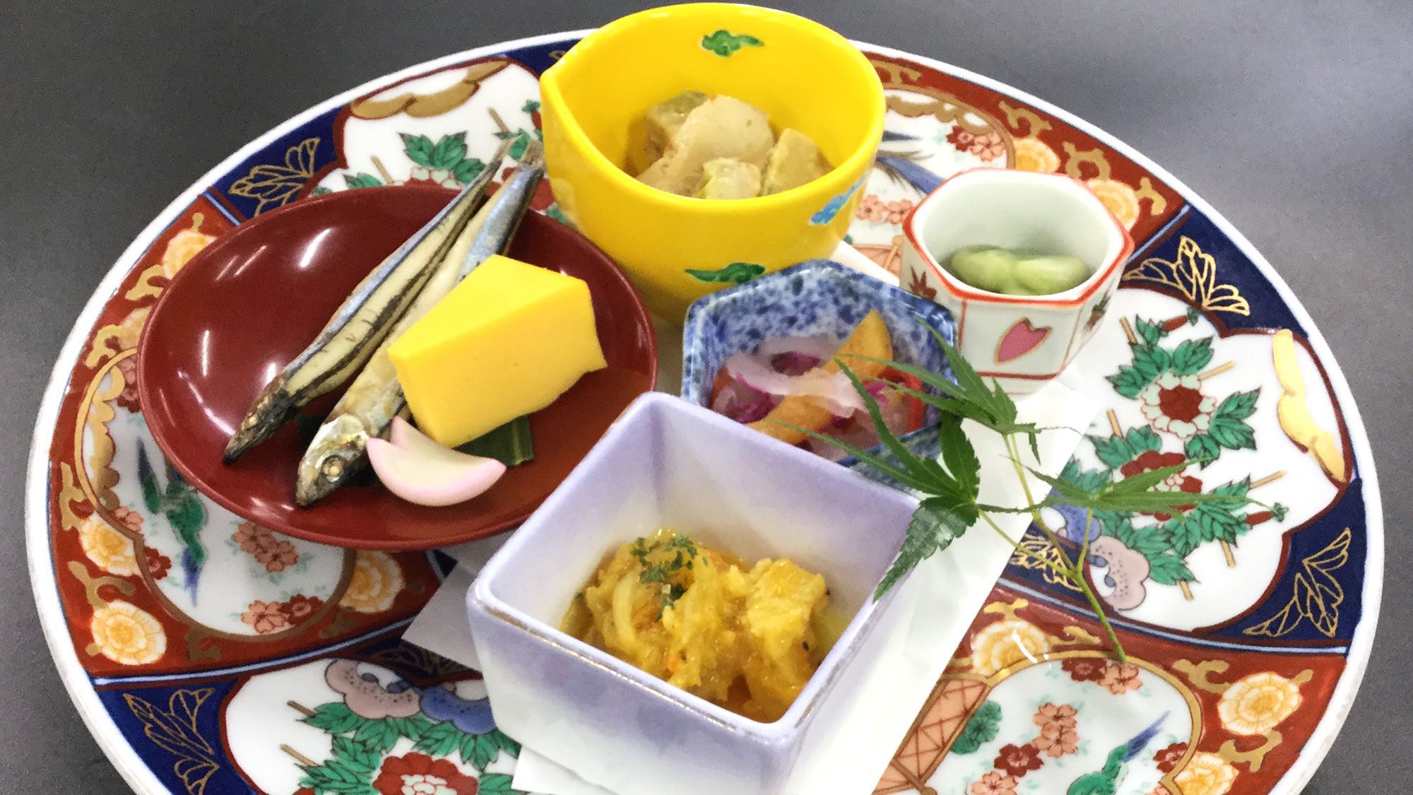 【3〜5月会席 梅松】前菜（胡麻鯵、白身魚の南蛮漬きびなご燻製等）