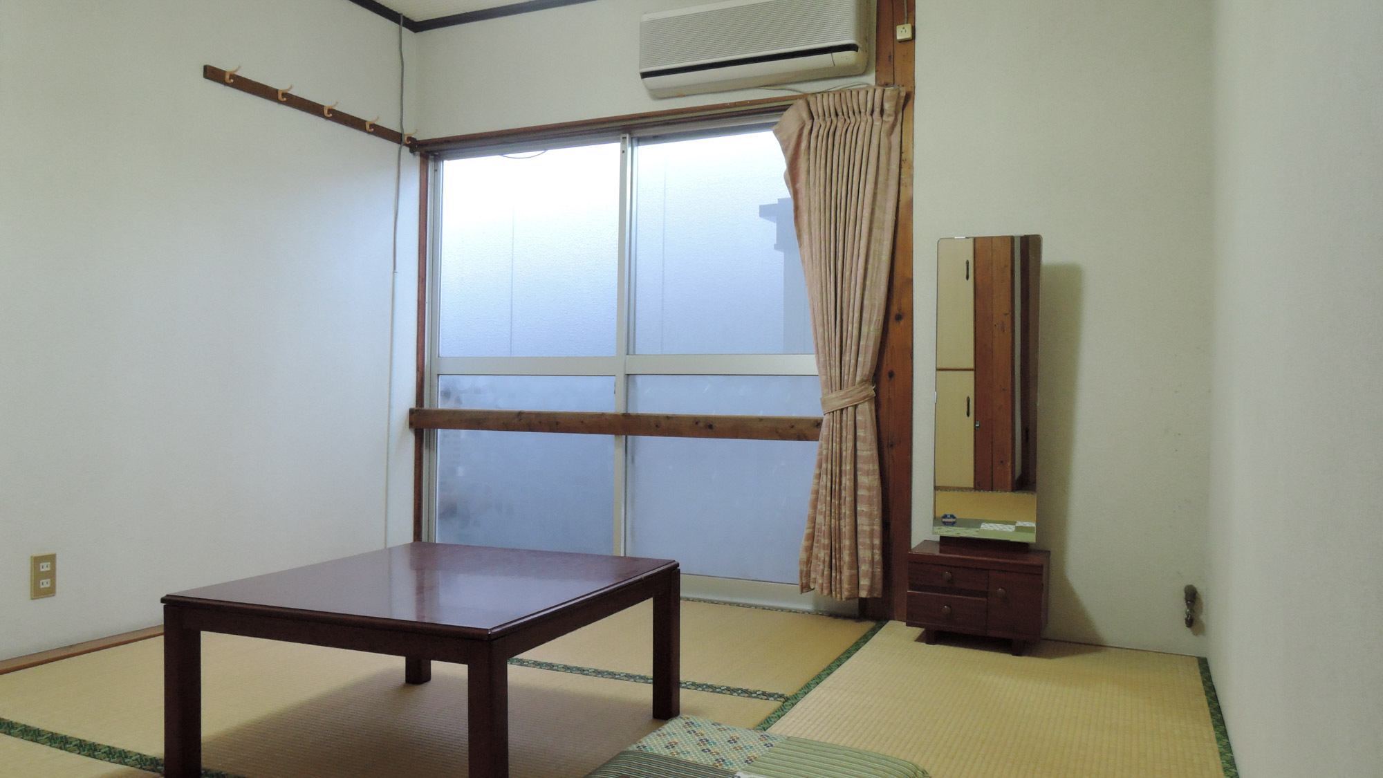 *【和室6畳一例】昭和の雰囲気漂うシンプルな和室。