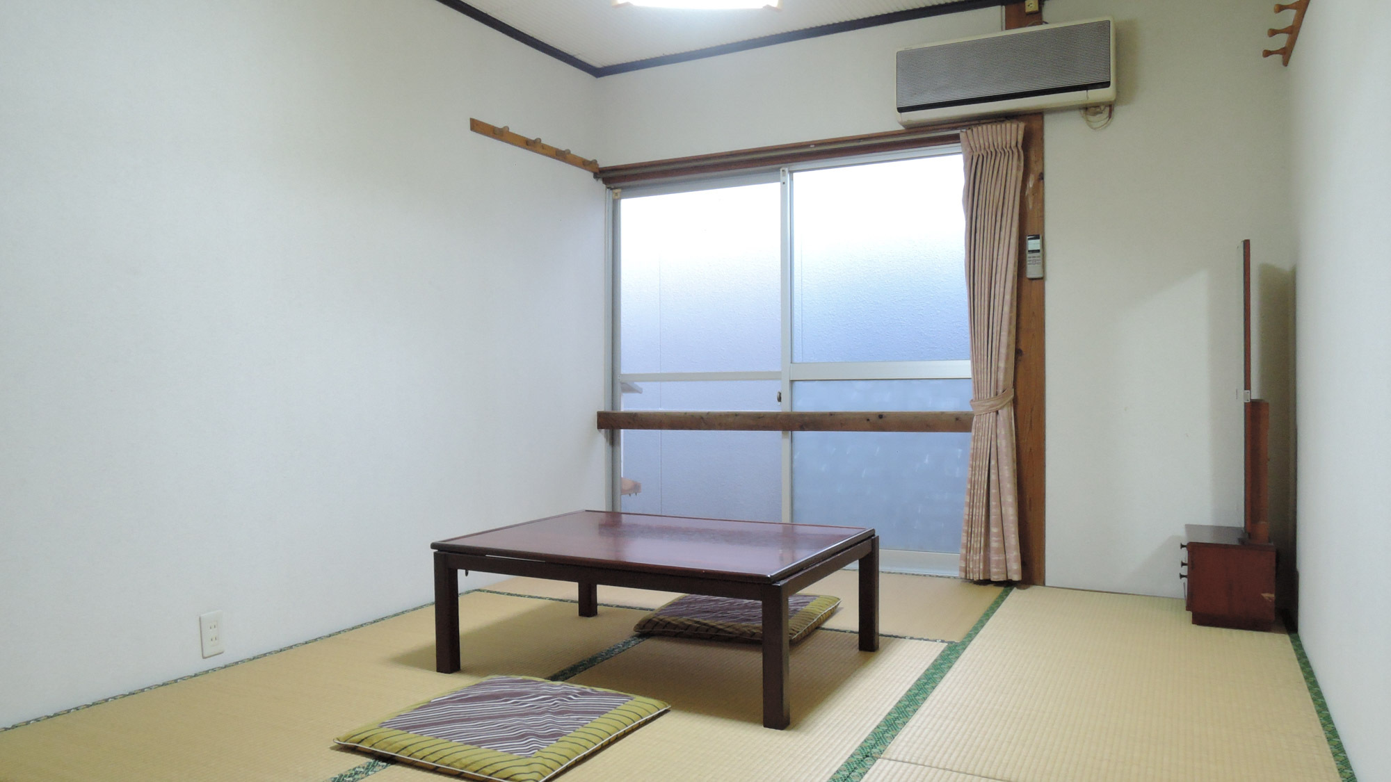*【和室6畳一例】昭和の雰囲気漂うシンプルな和室。2名様までご利用可能。