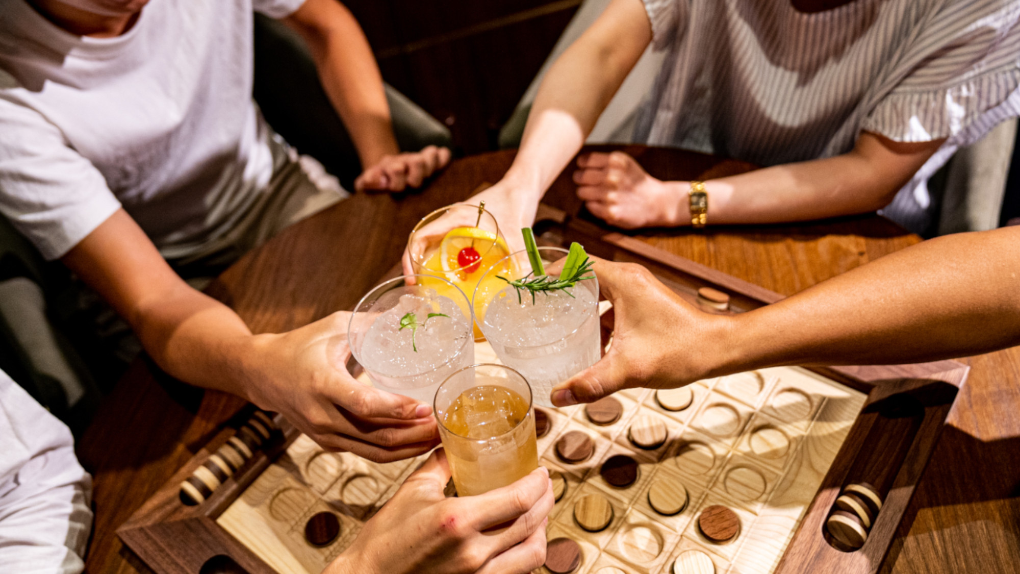 【オセロ】木目調のオセロをロビーラウンジで無料で貸出中。待ち時間も退屈しません。