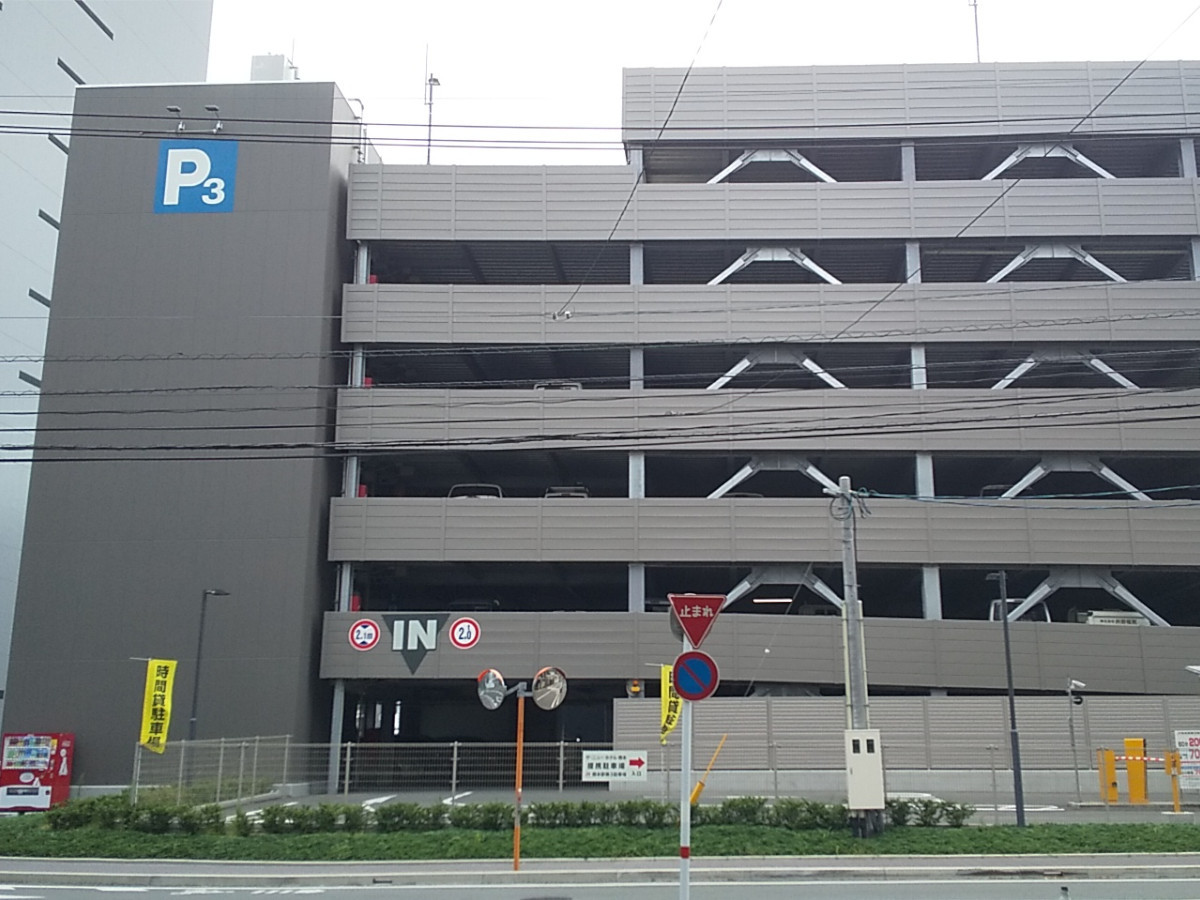 ホテル真裏の提携駐車場