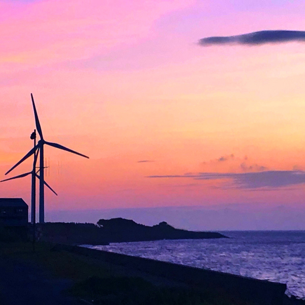 夕日に映える五和町のシンボルタワーの白い風車