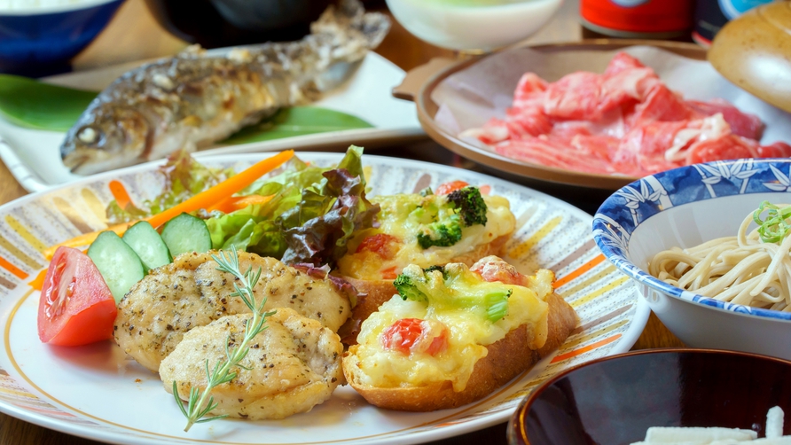 *【お夕食一例】地元産のお野菜などを使用した欧風の和洋折衷料理をご用意いたします！