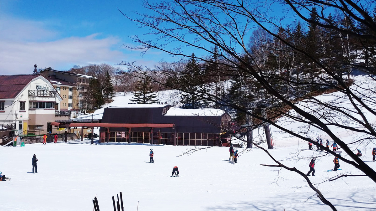 *【当館2階からの景色】志賀高原の玄関口サンバレースキー場が目の前に広がります！