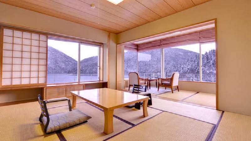 特別室（客室一例）和室10+3畳の角部屋。まるで湖に浮かんでいるような景色が堪能できます