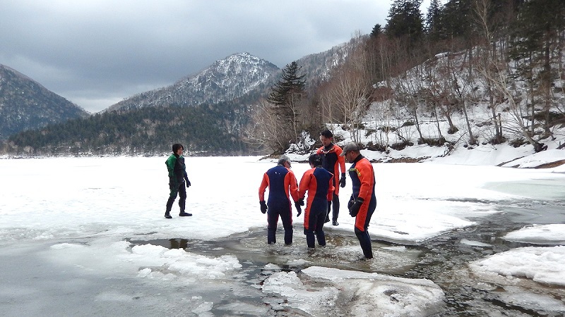 【融氷ウォーク】春だけ！融氷期の湖の上を自然探索♪美しくもダイナミックな然別湖の春を楽しもう！
