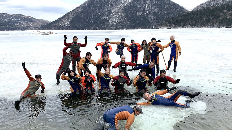 【融氷ウォーク】氷水でも冷たくないドライスーツを着て湖散策へ。融氷期ならではの体験を楽しもう！