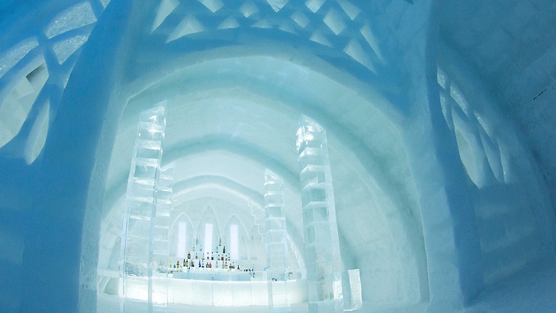 【しかりべつ湖コタン】透明度の高い美しい湖から切り出した透明な氷で作られるアイスバー