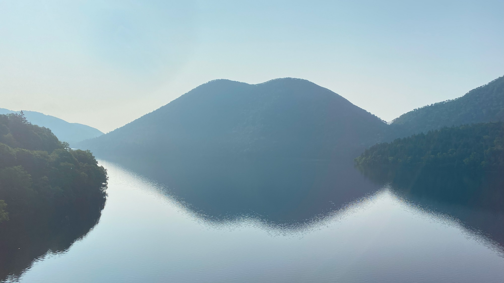 朝方のくちびる山。天望山の姿と湖面に映る影からそう呼ばれます。