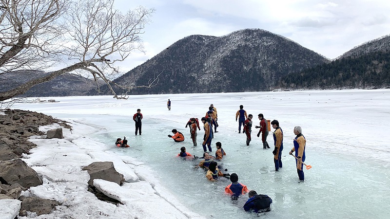 【融氷ウォーク】氷が融けはじめる春の湖へ！キラキラと美しいキャンドルアイスが見られることも