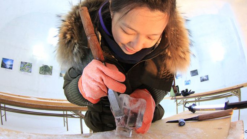 【氷のグラス作り】四角い氷を氷専用のノミで少しずつ削りながら、世界で一つだけのグラスを完成させよう！