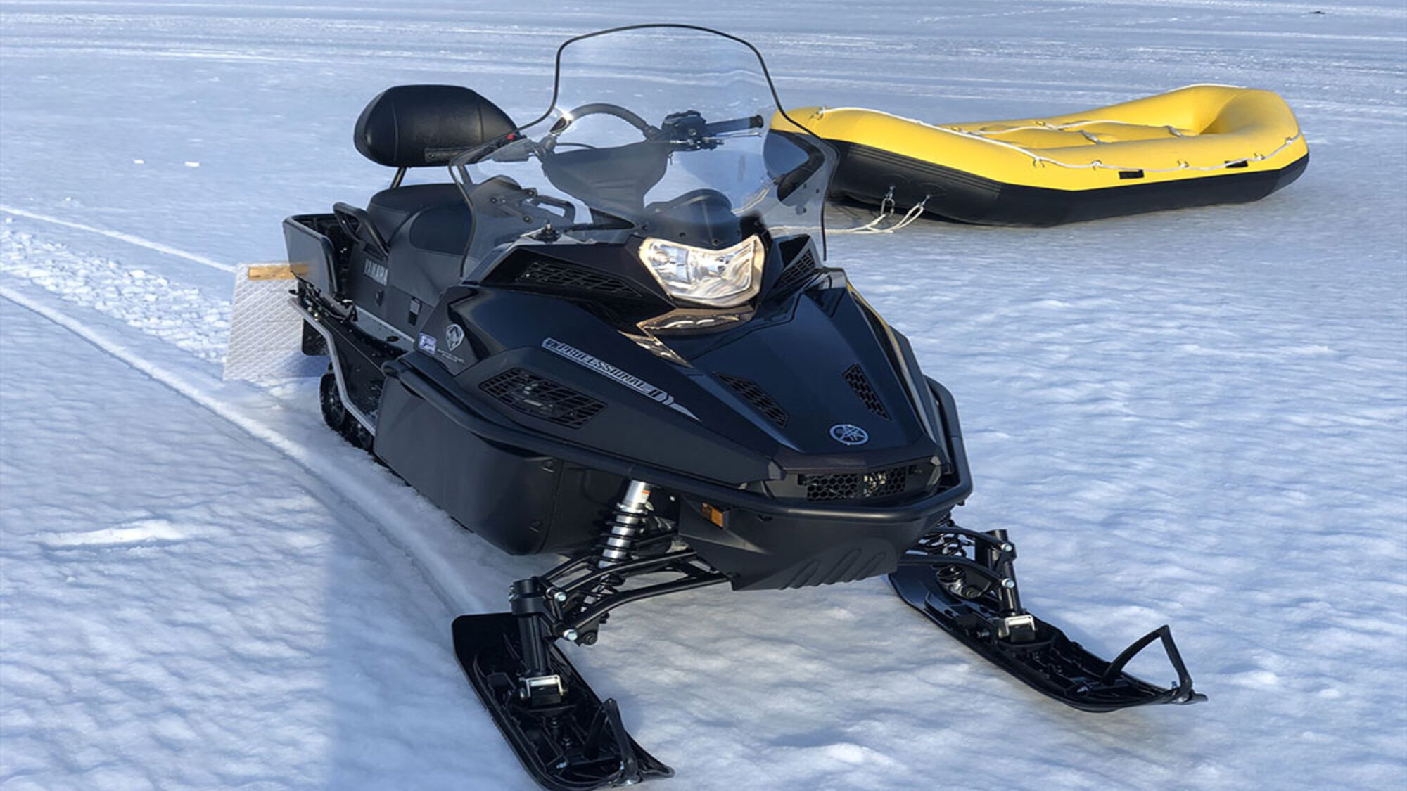 【しかりべつ湖コタン／スノーラフティング】大型スノーモービルに引っ張られるゴムボートに乗って雪上を大