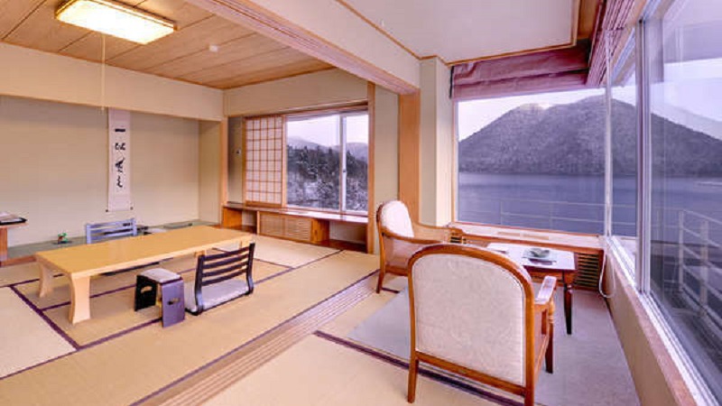 特別室（客室一例）和室10+3畳の角部屋。まるで湖に浮かんでいるような景色が堪能できます