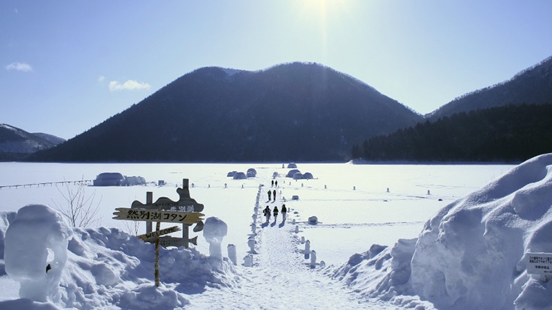 【しかりべつ湖コタン】真冬のわずか60日だけ湖上に現れる幻の村