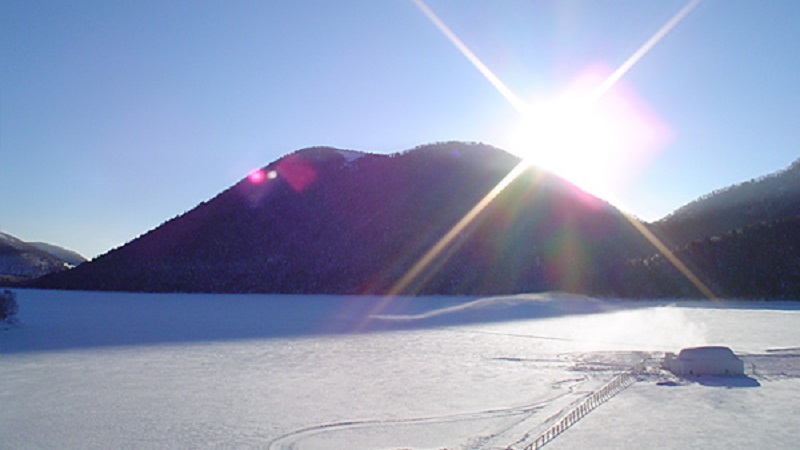 【冬】1月下旬全面結氷した然別湖にわずか60日間だけの幻の村「しかりべつ湖コタン」が現れます