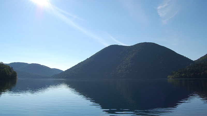 【天望山】ホテル目の前に見える標高1174mの山。湖に映り込む姿から、別名「くちびる山」とも