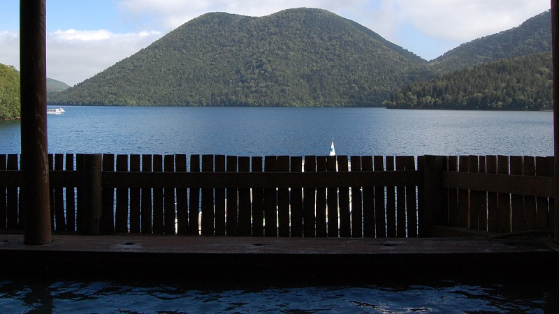 【湖に手が届きそうな露天風呂】源泉100％の露天風呂から、静かな湖畔とぽってりした「くちびる山」を一