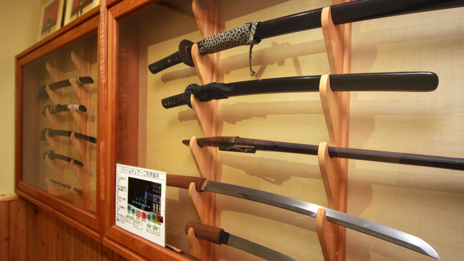 お休み処／旦那さんが趣味で集めた日本刀・太刀などが飾られています。