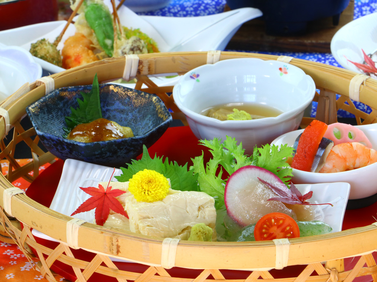 【ゆば御膳-yuba-】季節の小鉢やゆばサラダなどをお楽しみいただけます。