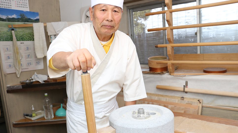 石臼でそば粉を作るこだわりのそば職人