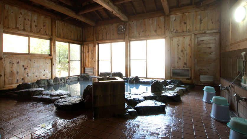 岩風呂／内湯は岩風呂と檜風呂2か所あり、時間ごと男女入れ替え制です。
