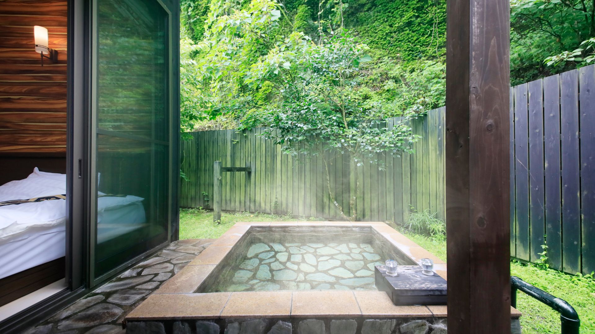 「別府八湯」の一つ、名湯・亀川温泉をお部屋でお楽しみください