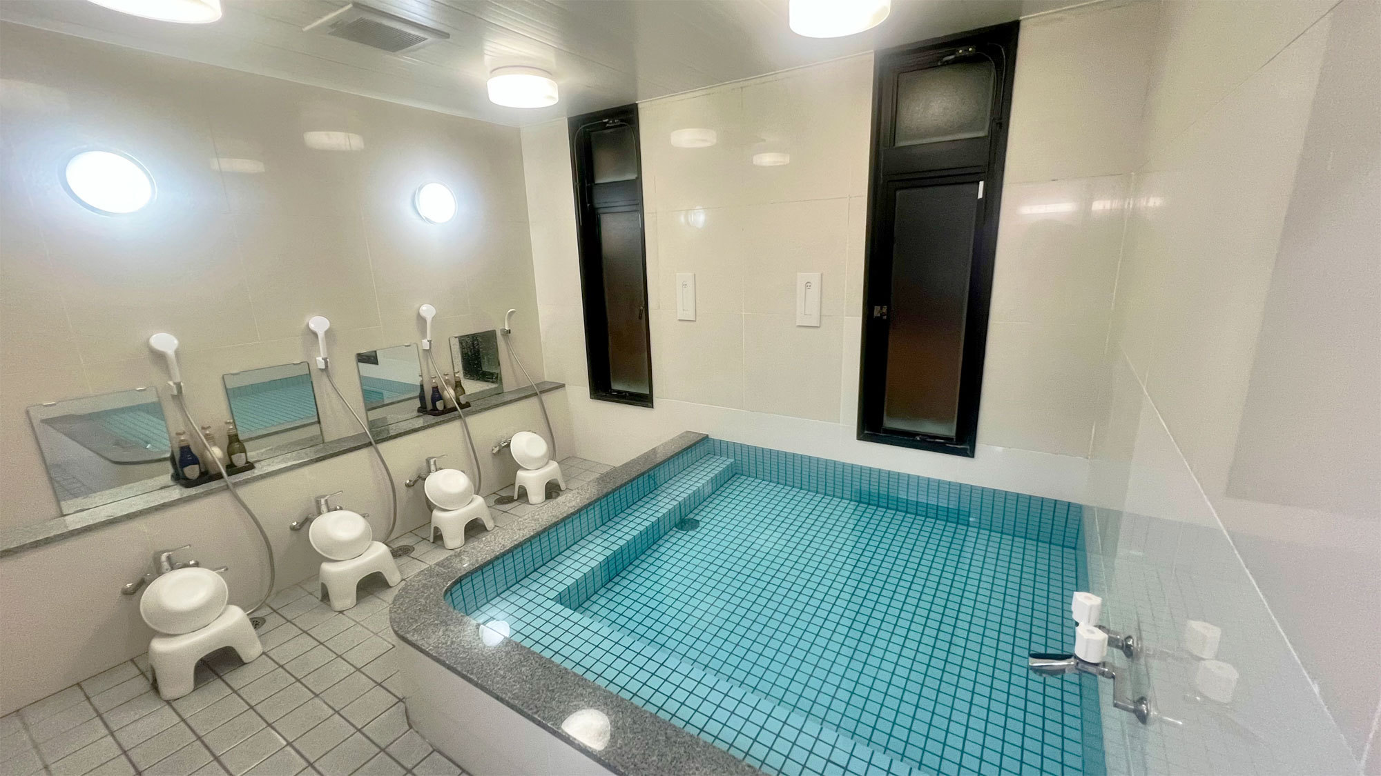 【大浴場】利用時間は16：00〜22：00まで（男女別）