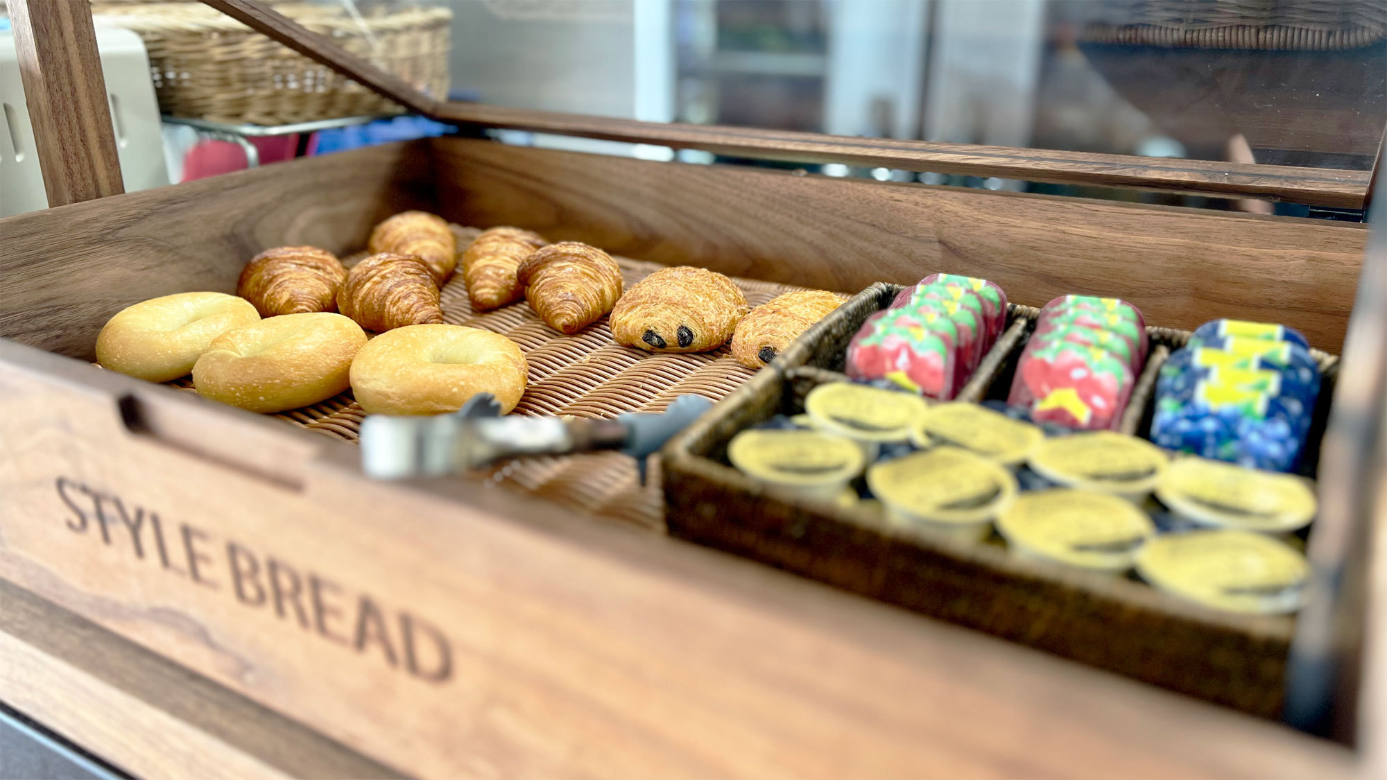 【ビュッフェスタイル朝食】パン各種