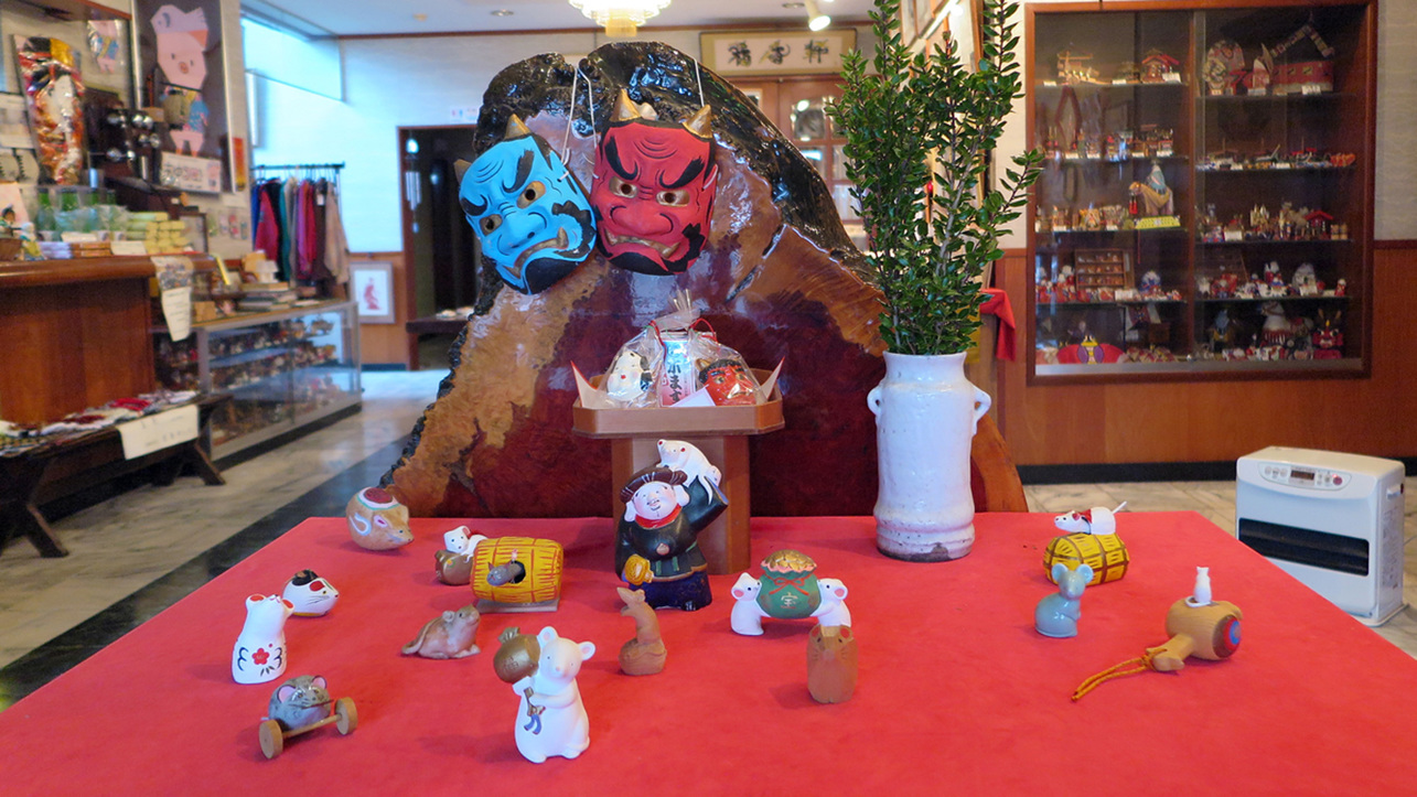 *ロビー（一例）ミュージアム所蔵の日本のおもちゃの中から、季節に合わせてディスプレイ。