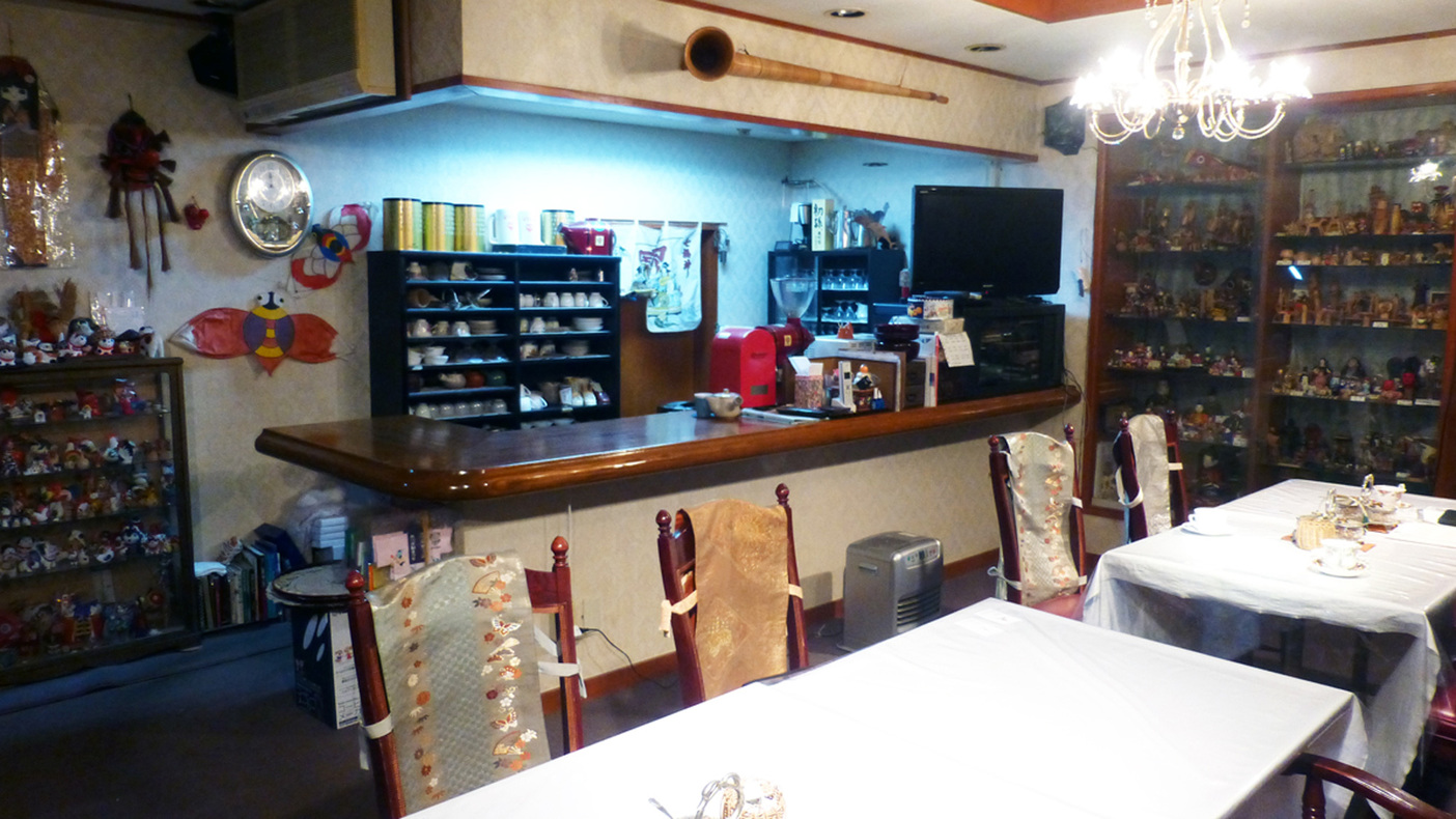 *喫茶室／1階にある寛ぎのスペース。日本玩具コレクションを見ながらコーヒータイムを楽しめます。