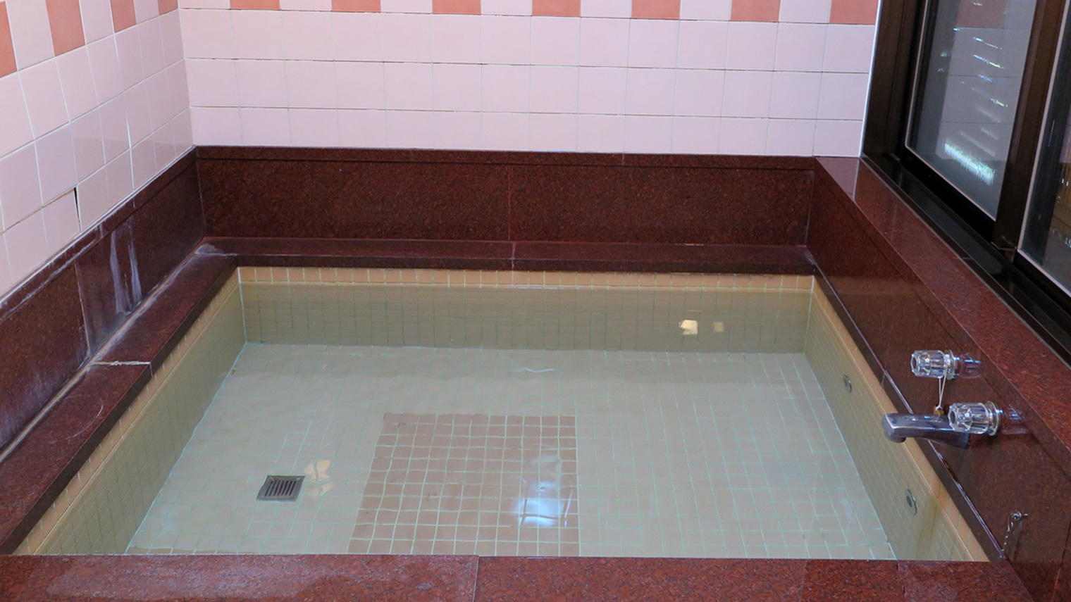 *お風呂（一例）1階に2箇所ございます。こちらのお風呂は3〜4名一緒にご入浴可能です。