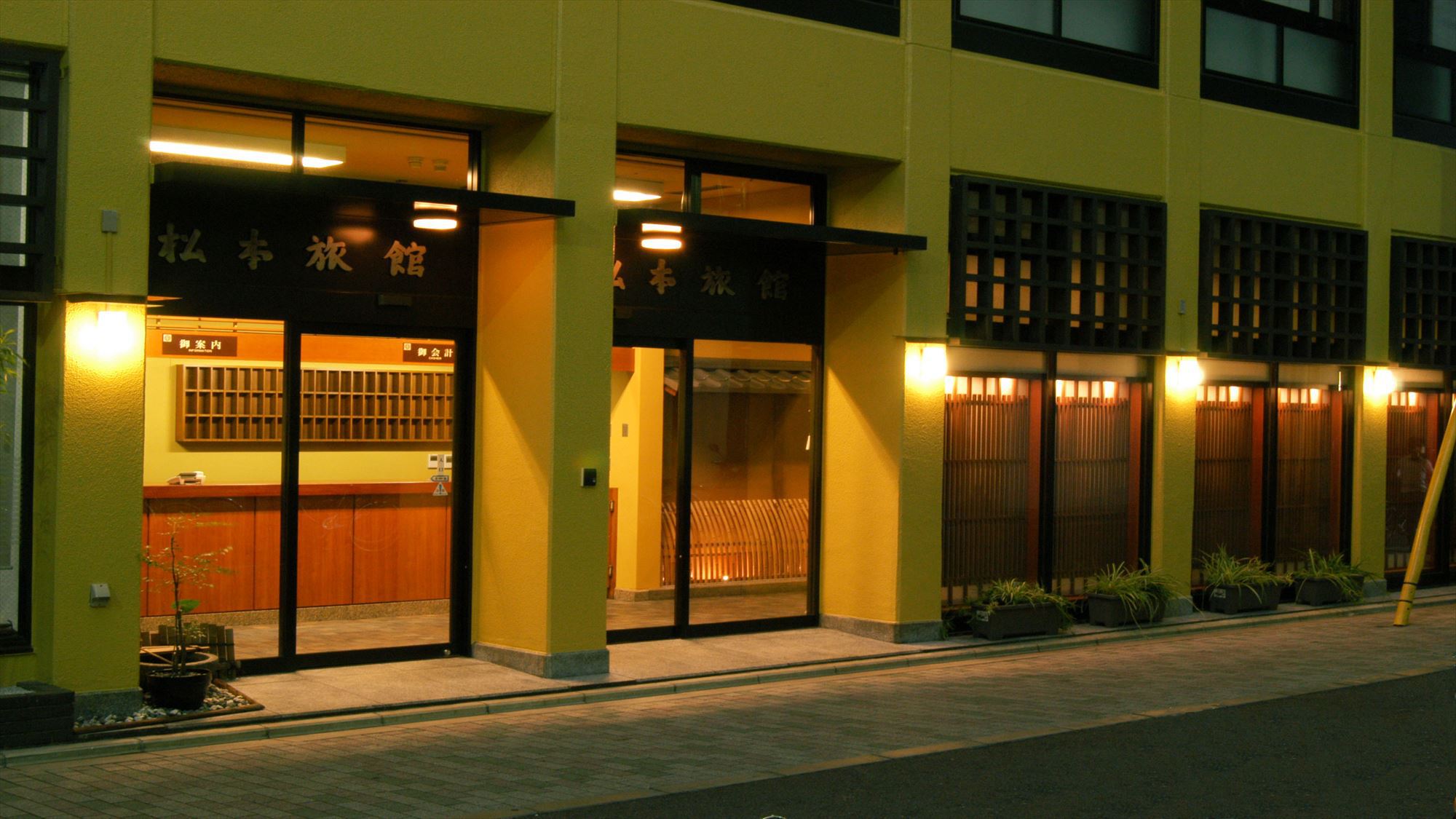 松本旅館の玄関