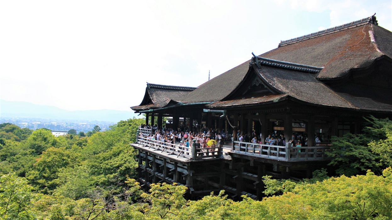 清水寺【当館よりバス利用で約１５分】