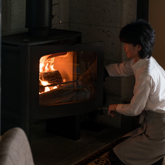 【ライブラリーラウンジ】冬は薪ストーブに火が灯ります。